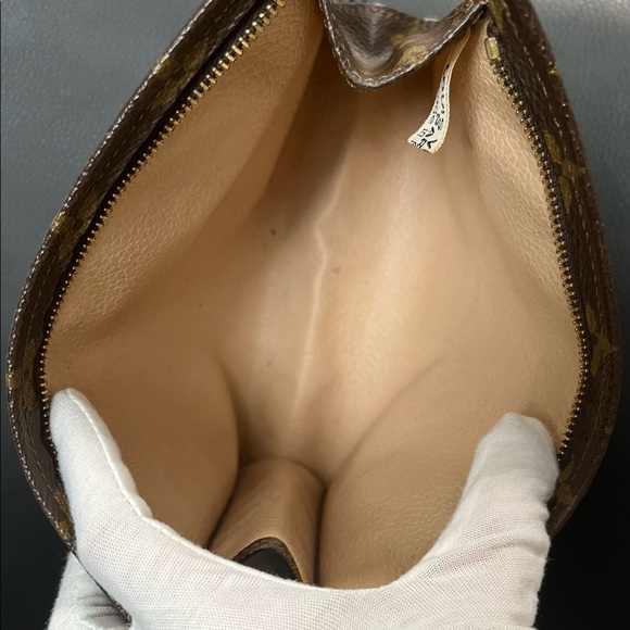 Authentic Louis Vuitton Toiletry 19 in Monogram - Picture 16 of 16